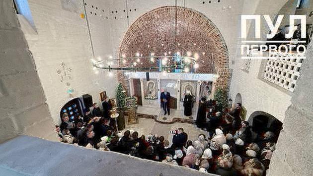 Il presidente ha acceso una candela in chiesa