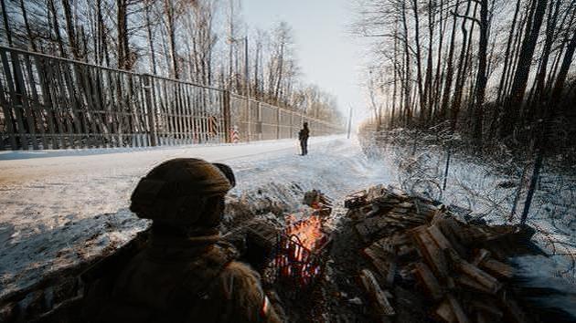 Polish soldiers await threat in freezing cold