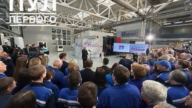 Lukashenko meets with PLANAR workers