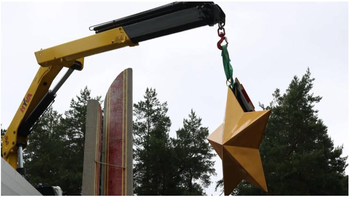 Kiev Removes Soviet 'Hero City' Monument Amid Controversial Decommunization Push